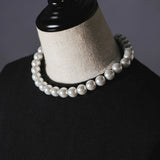 Pull avec collier de perles