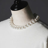 Pull avec collier de perles